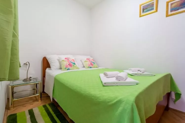 Feel Good Apartment - Two-Bedroom Apartment with Terrace and Garden View-Slaapkamer