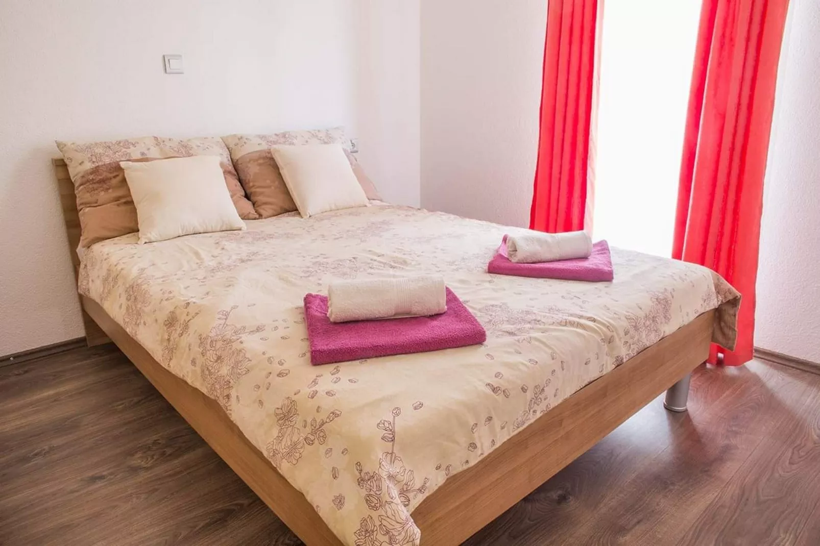 Holiday Home J&D No.2-Nine Bedroom House with Pool-Slaapkamer