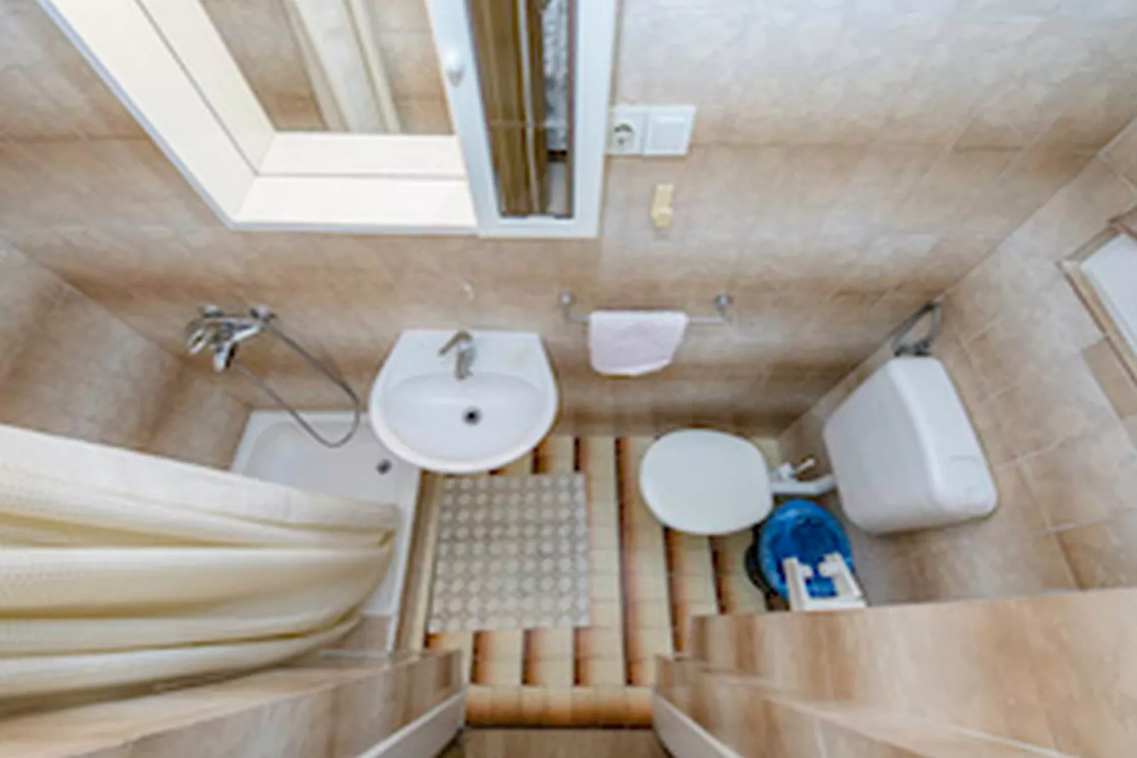 Apartments & Rooms Green Bay - Double Room with Balcony and Sea View (Room 3)-Badkamer