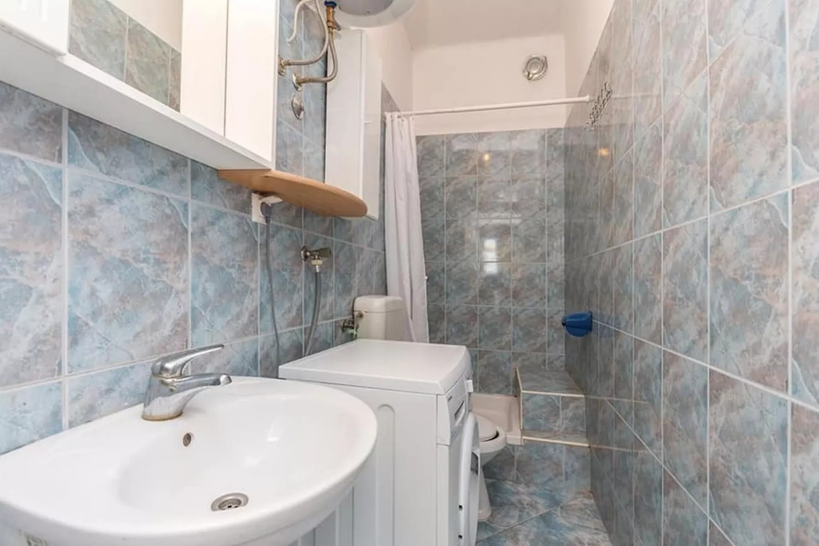 Apartment Marjan - One Bedroom Apartment with shared Terrace-Badkamer