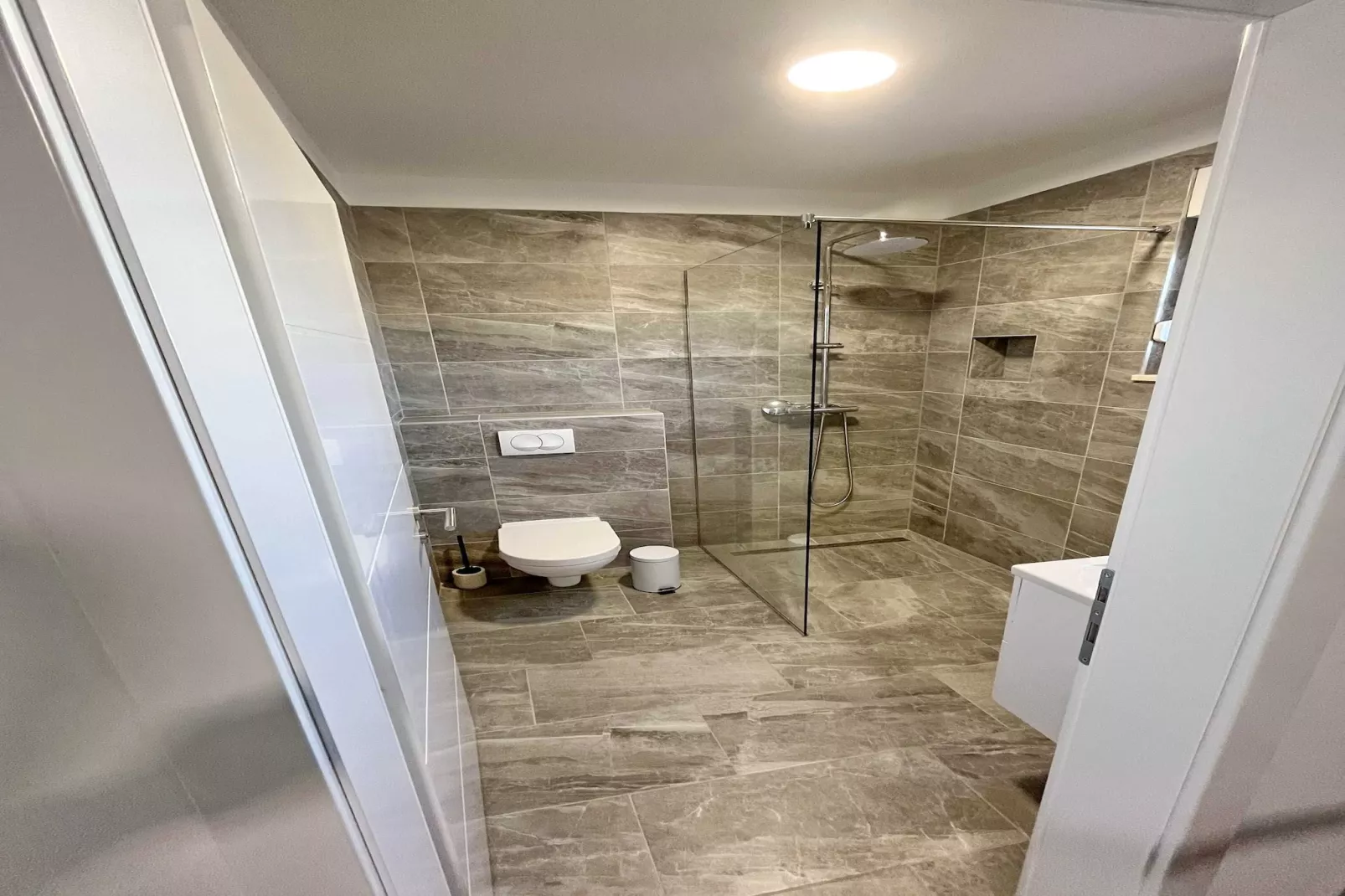 Villa Zuzul - Four Bedroom Villa with Swimming Pool-Badkamer