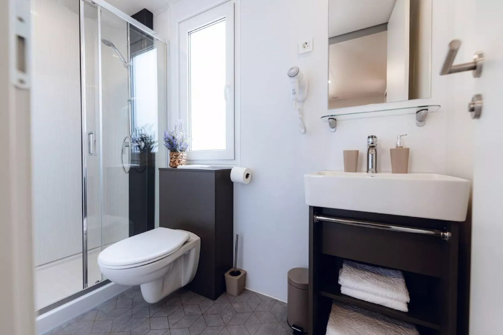 Tasha Premium Mobile Home - Two Bedroom Mobile Home with Terrace and Hot Tub-Badkamer