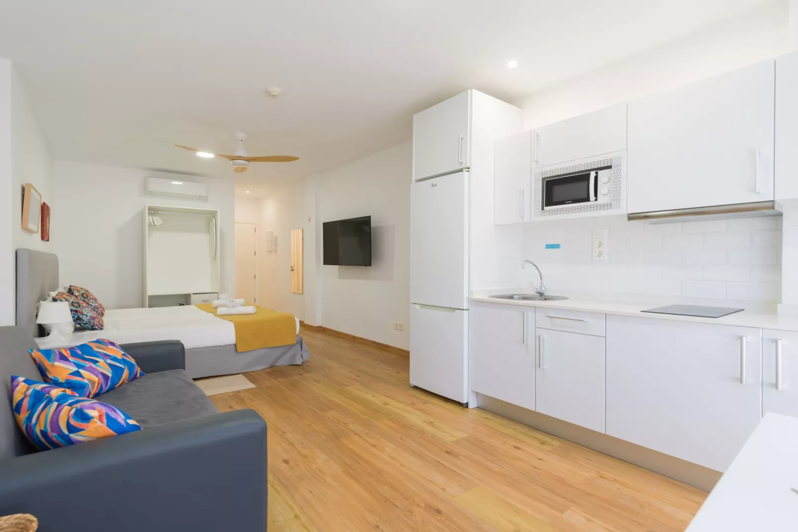 OK Las Canteras 5B by CanariasGetaway-Woonkamer