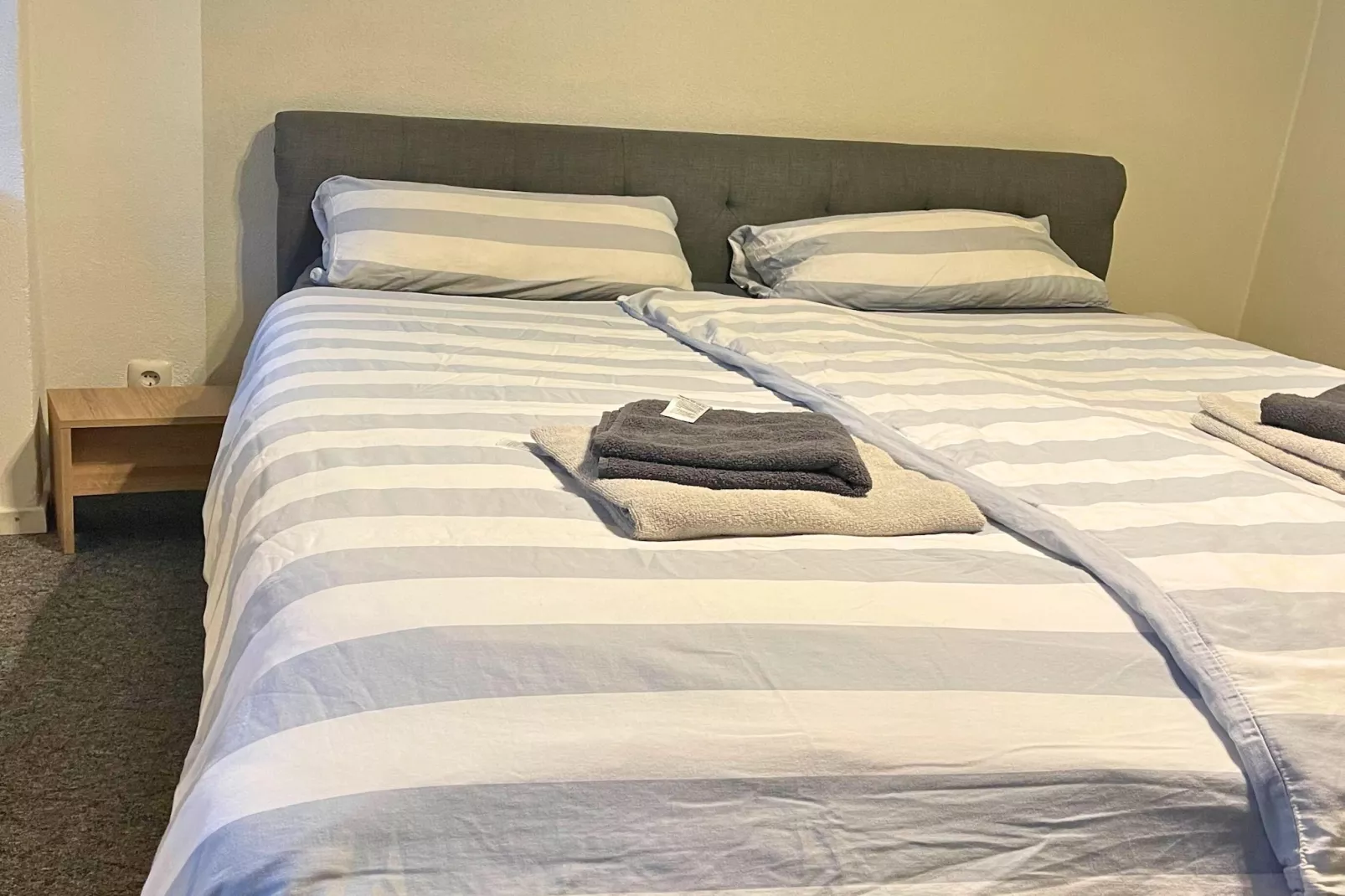 F001 Apartment mit Doppelbett-Slaapkamer