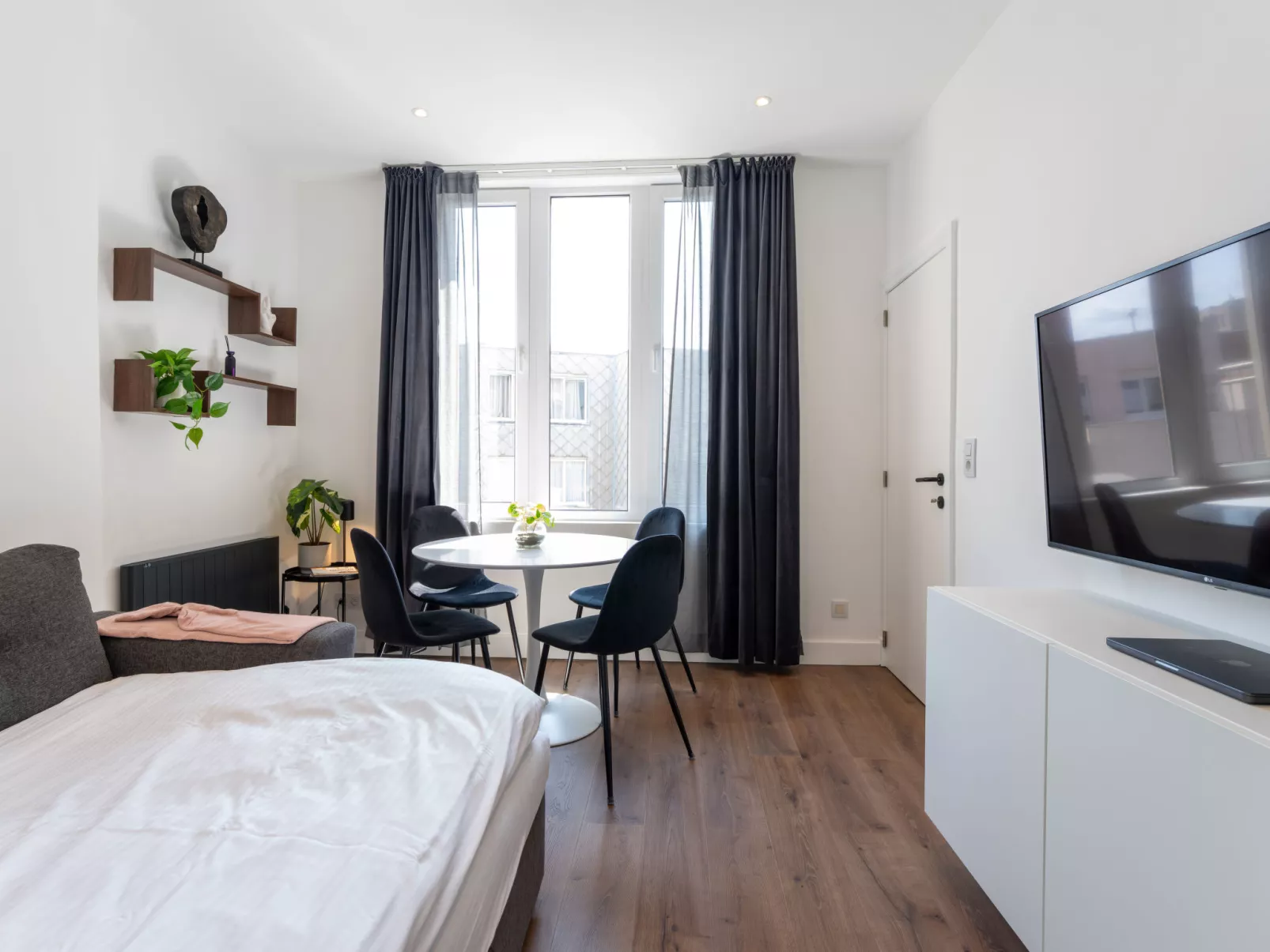 Centrally located "Les Anemones"-Binnen