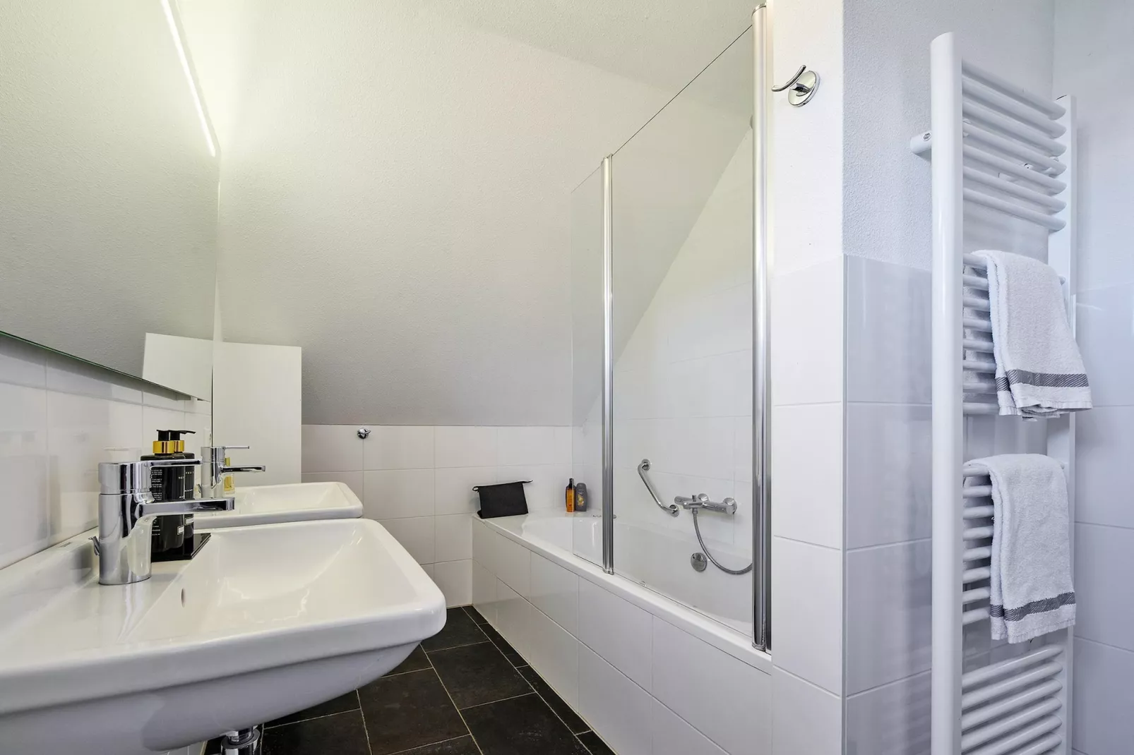 Buitenhof De Leistert 16-Badkamer