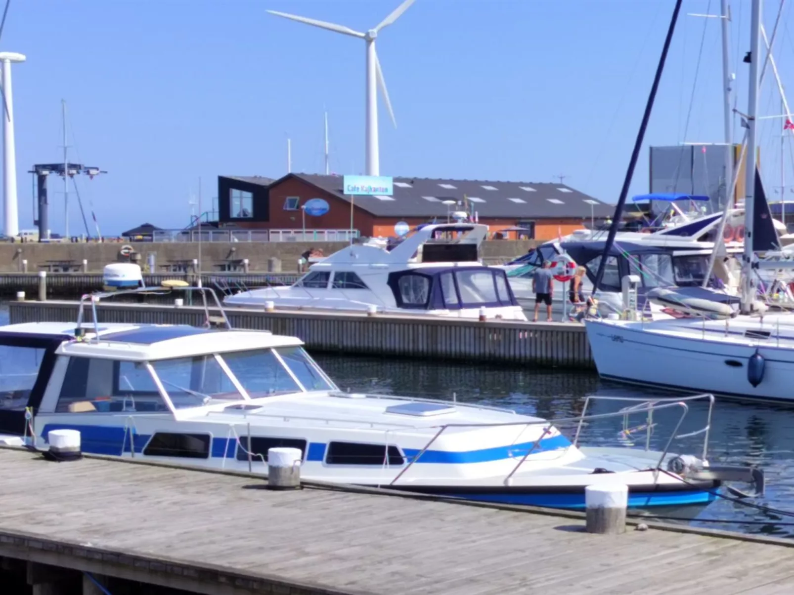 "Line" - 10m from the sea-Buiten