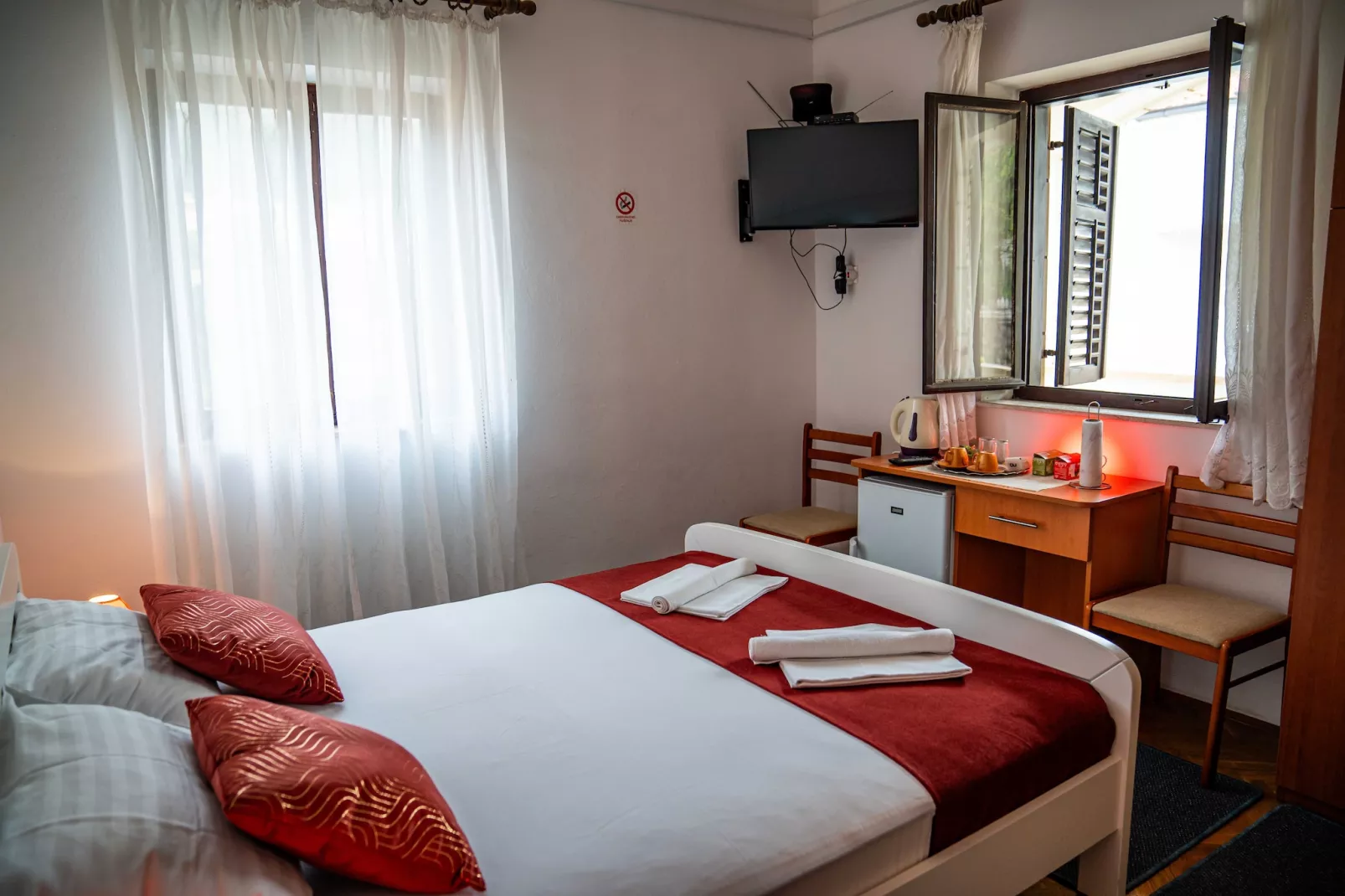Guest House Cesic - Double Room No8-Slaapkamer