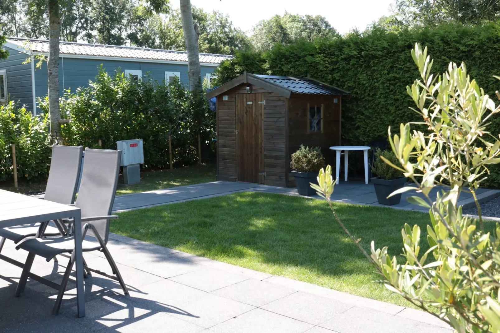 2 chalets naast elkaar-Tuinen zomer