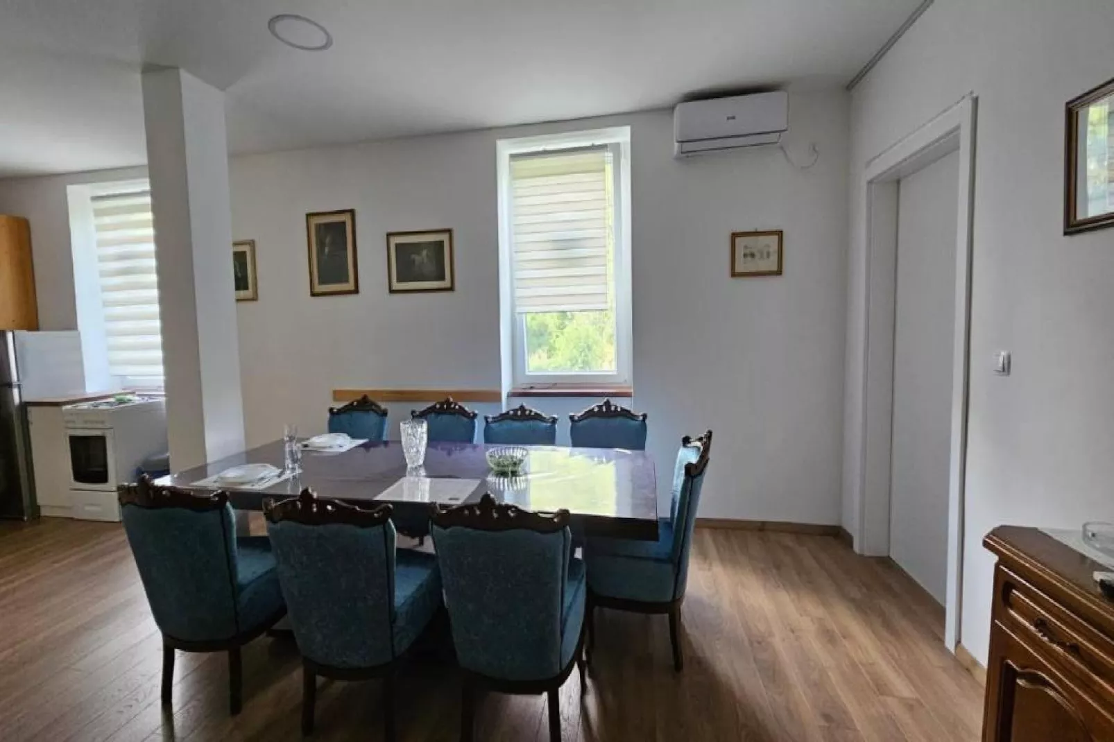 Apartment Gracac - Two Bedroom Apartment with Terrace-Eetkamer