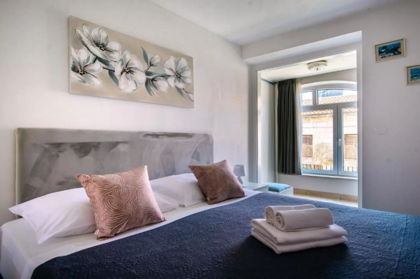 Apartments Luce & Toma - One Bedroom Apartment with Terrace (Toma)-Slaapkamer
