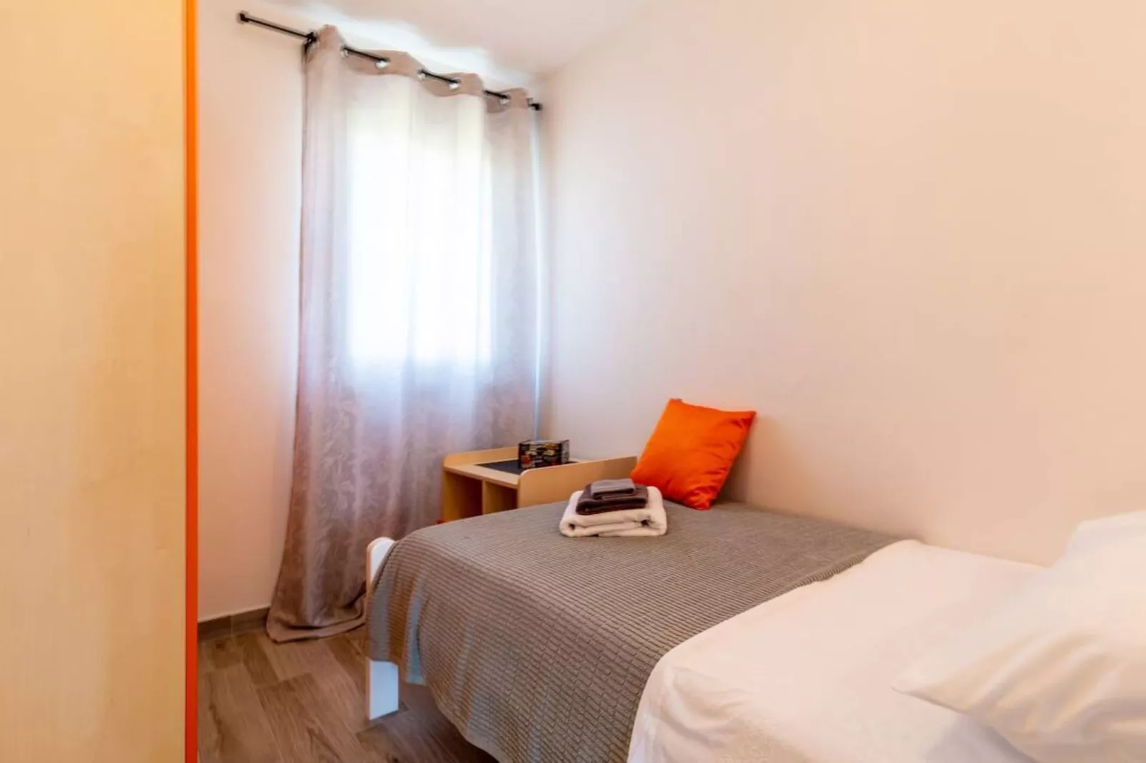 Holiday Home Sunny Side - Six Bedroom Holiday Home-Slaapkamer