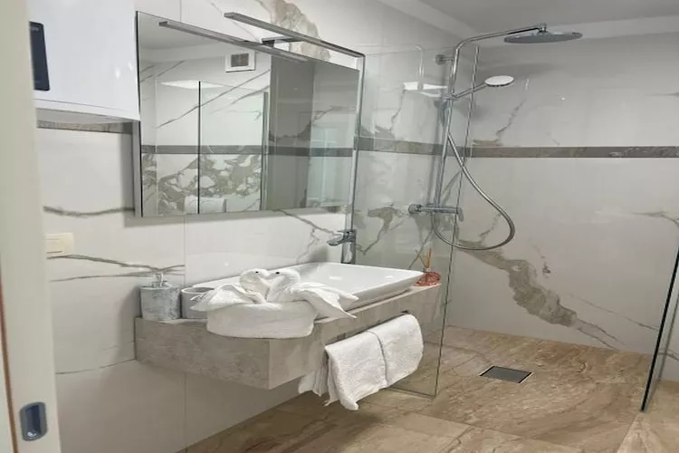 Villa Marija - Two Bedroom Apartment with Sea View-Badkamer