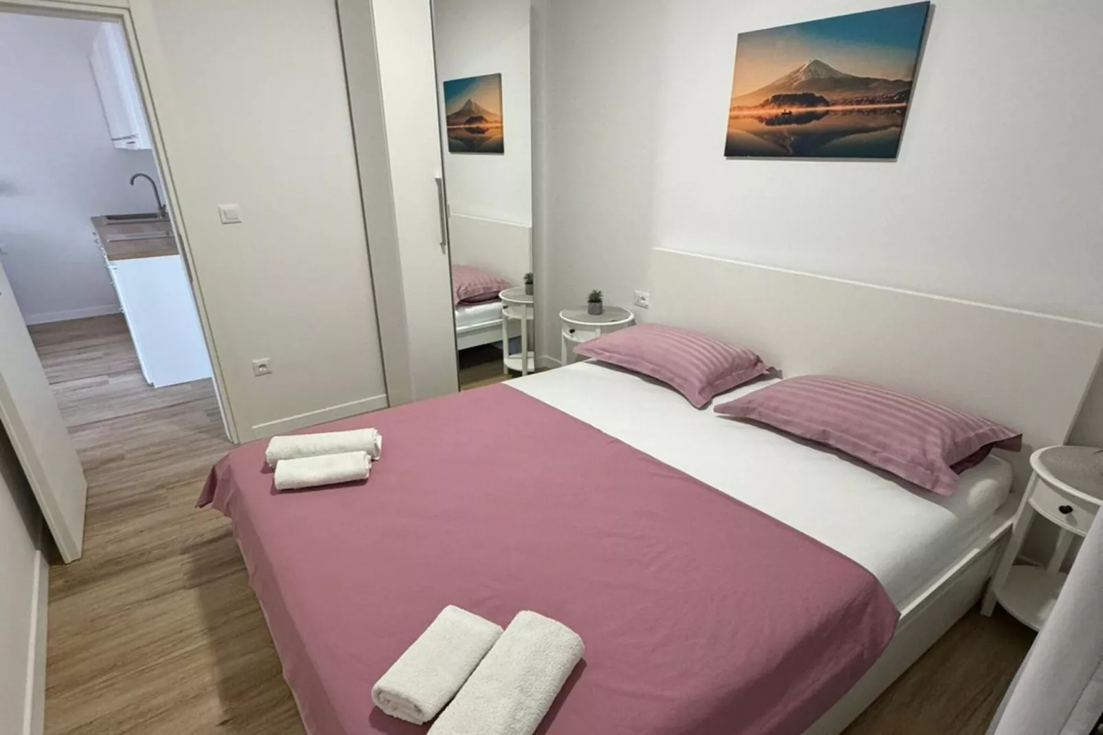 Apartment & Rooms Papa - Two Bedroom Apartment with Balcony and Partial Sea View-Slaapkamer