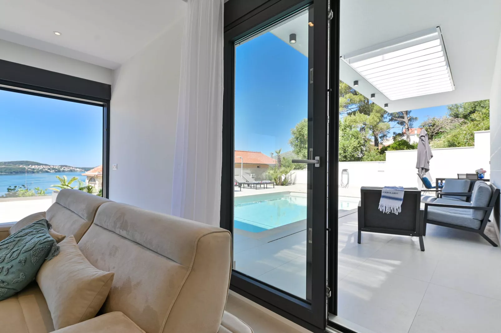 Villa Oasis - Five Bedroom Villa with Private Pool-Woonkamer
