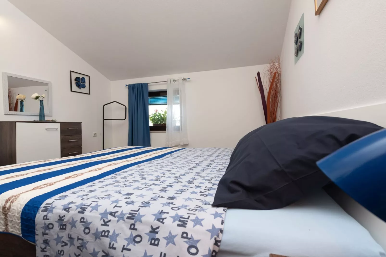 Stylish Lovran Sea View Apartments - One Bedroom Apartment with Terrace and Sea View-Slaapkamer