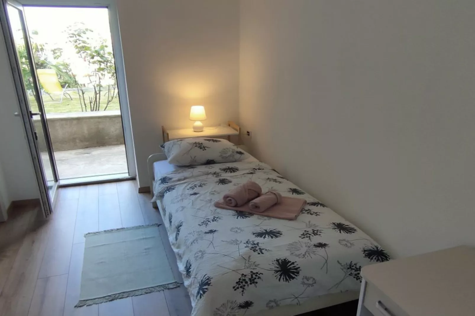 Elegant Lovran Apartment with Garden - Two Bedroom Apartment-Slaapkamer