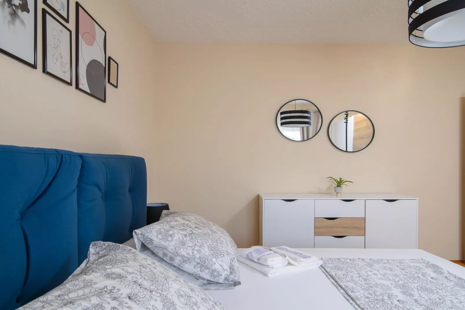 Modern Apartment Near Trogir Beach with Sea View Terrace and Lounge Area - Two Bedroom Apartment-Slaapkamer