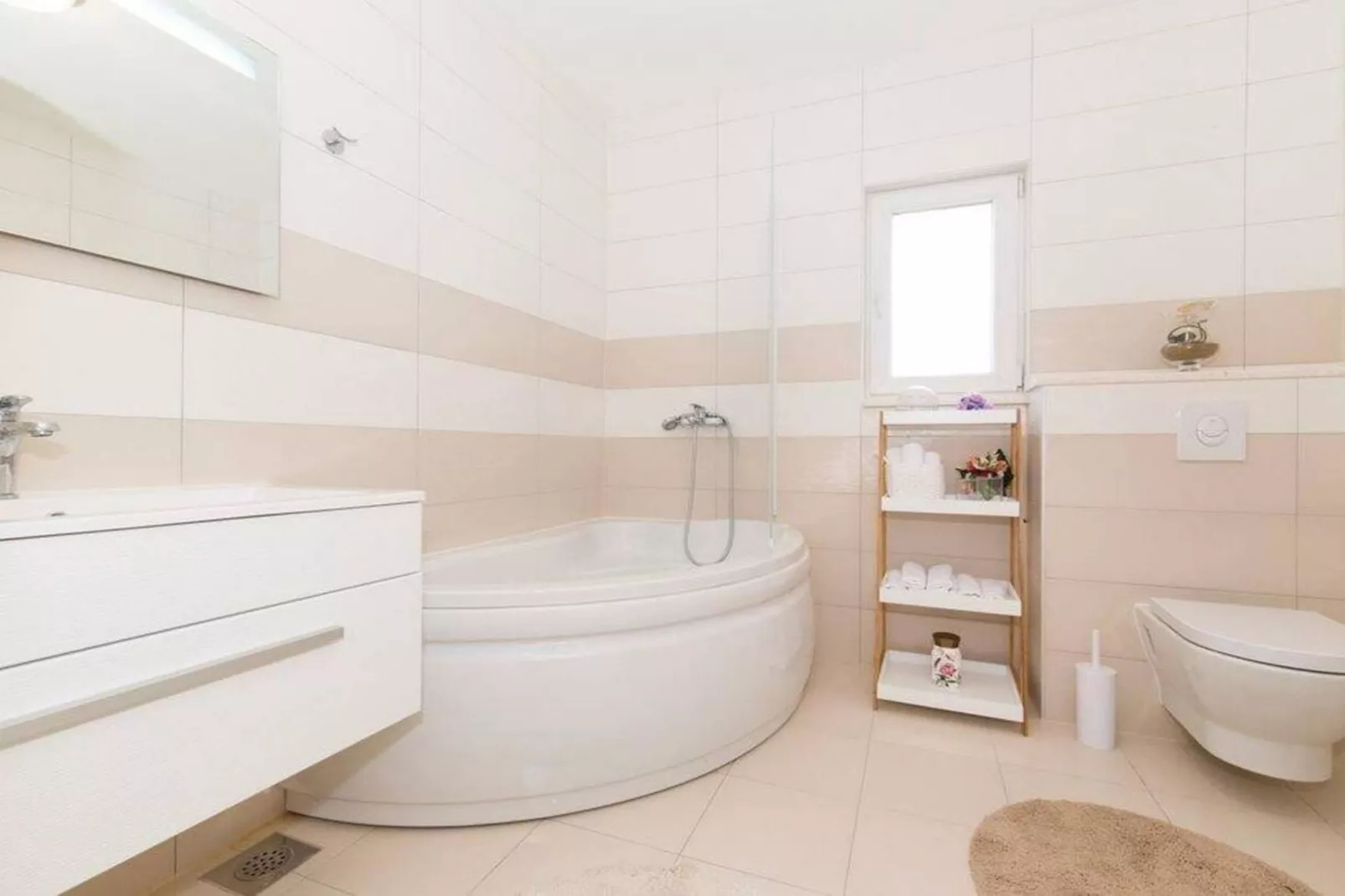 Peaceful Escape with Mountain Views, Heated Pool and Modern Amenities in Radošić - Four Bedroom Villa-Badkamer