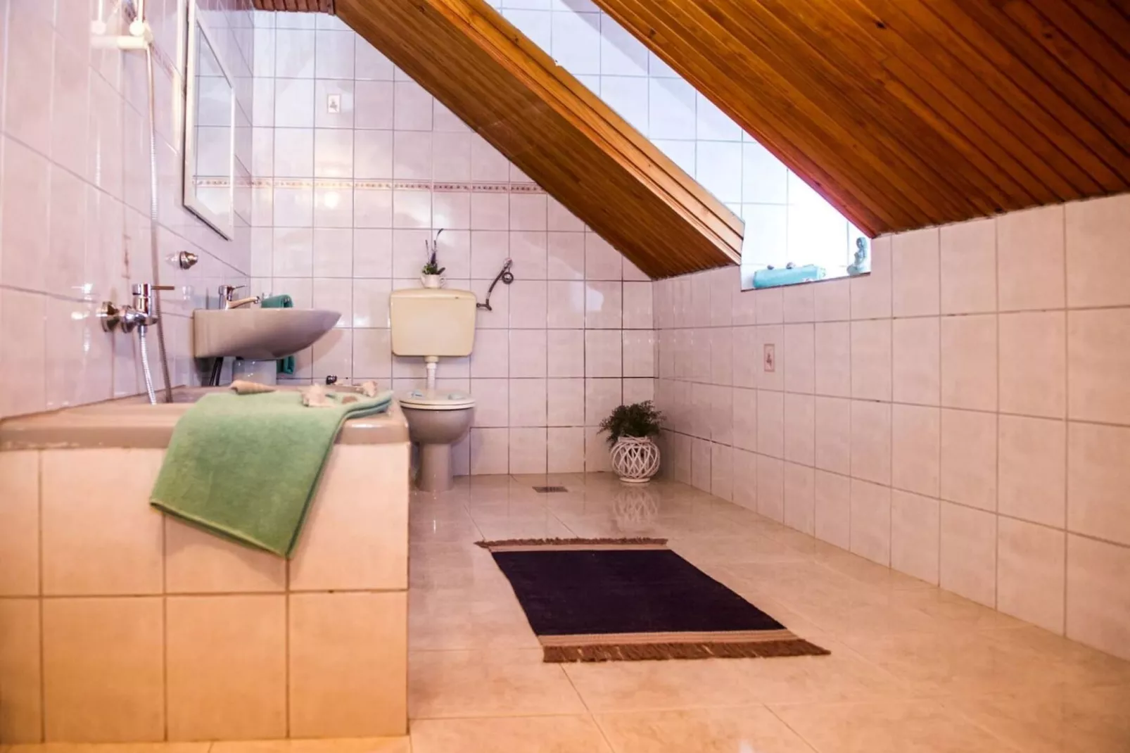 Picturesque House in Kaštela Old Town Near Beach and Local Amenities - Four Bedroom Holiday Home-Badkamer