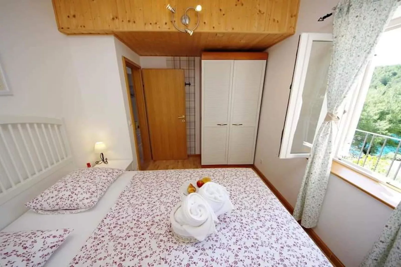 Blissful Bay Apartments Vrboska - Classic Two Bedroom Apartment with Terrace (owner Lavanda)-Slaapkamer
