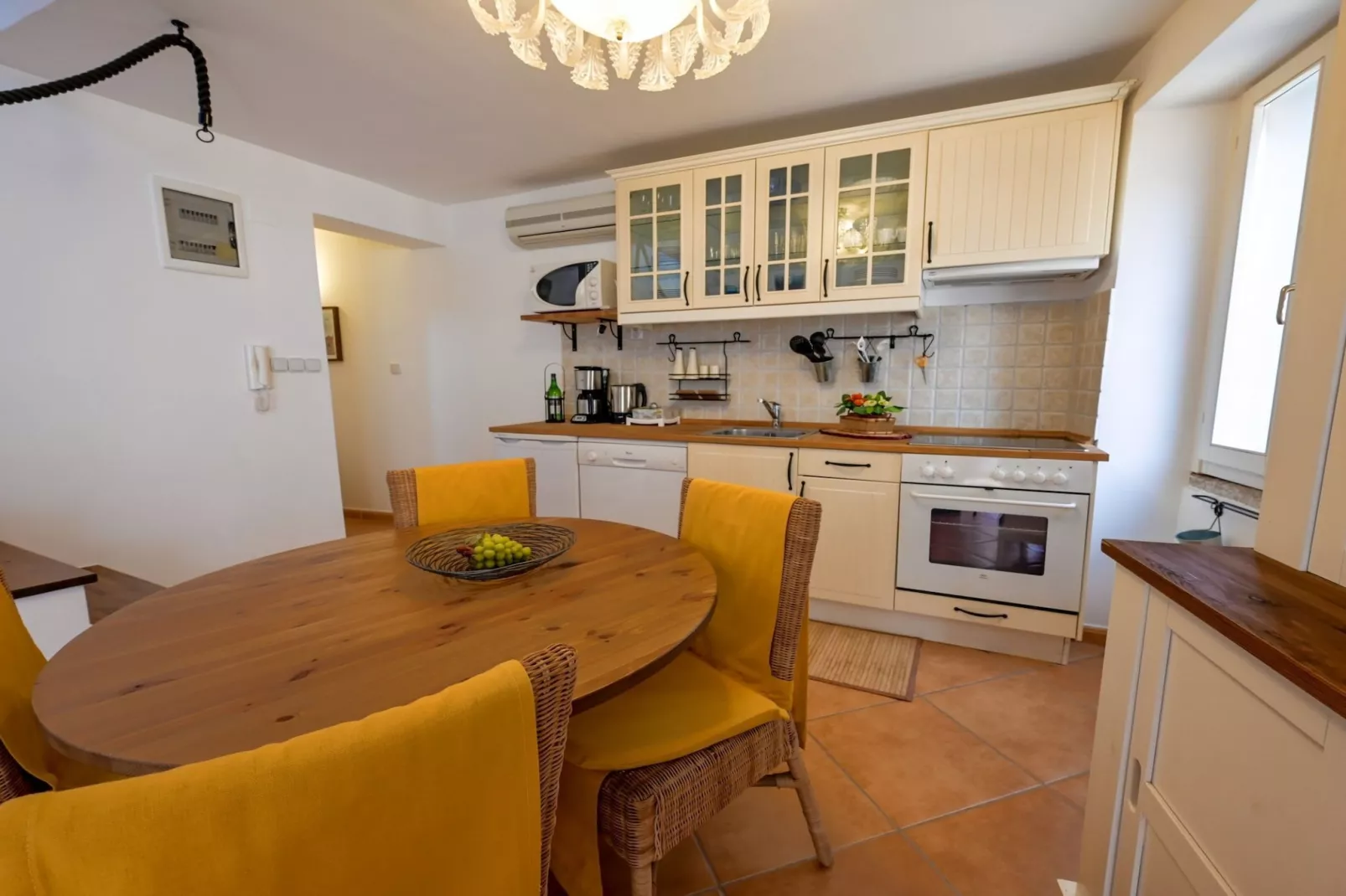Sleek and Trendy Downtown Apartment - One Bedroom Apartment-Keuken