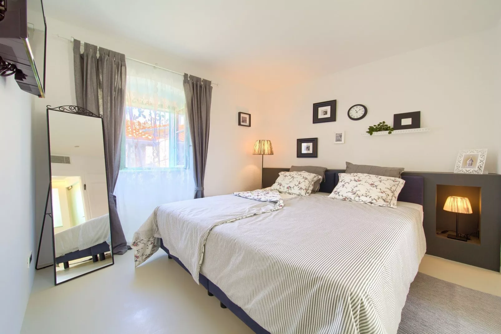 Vibrant and Elegant Downtown Krk Apartments - One Bedroom Apartment (owner 3)-Slaapkamer