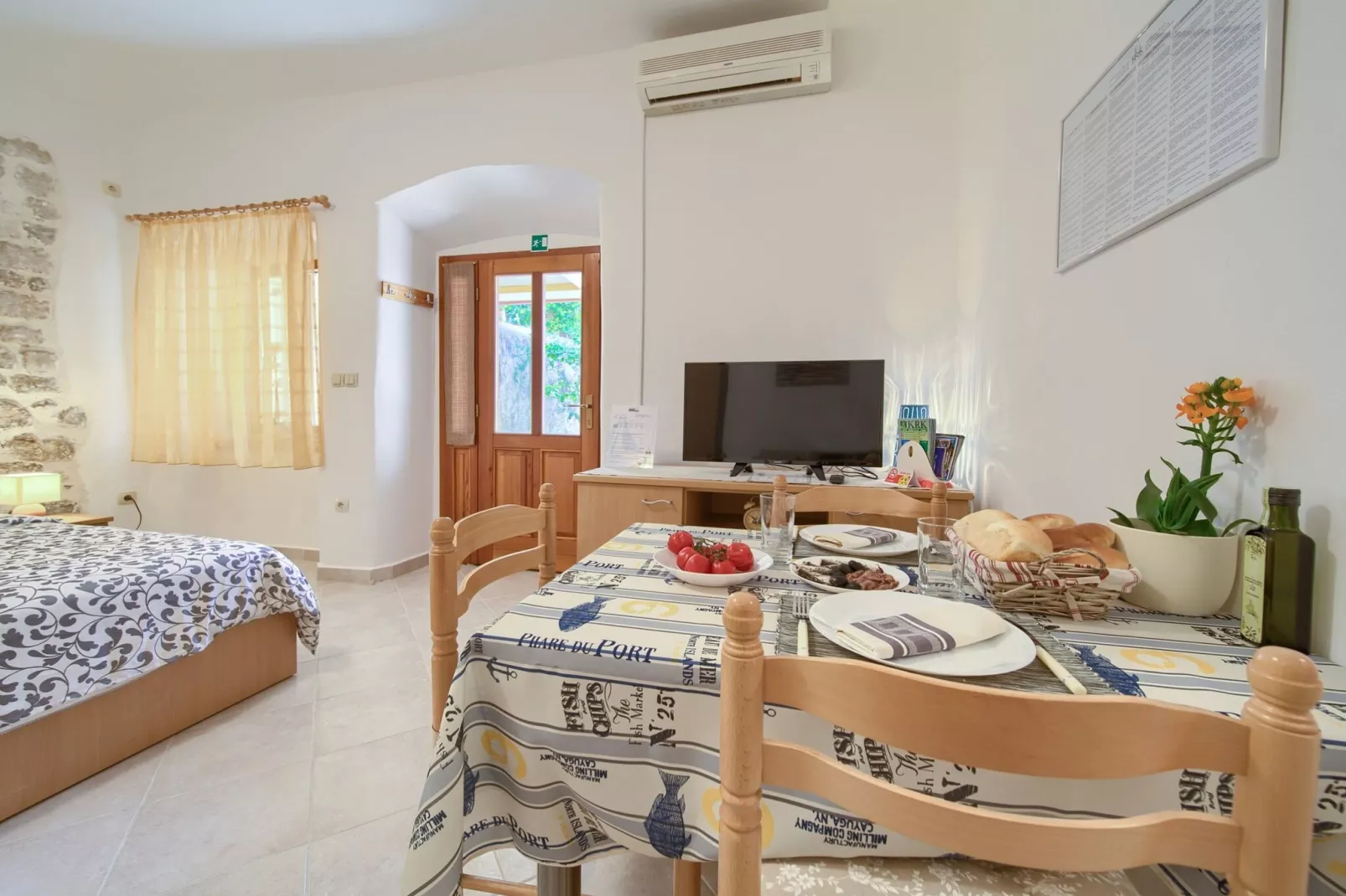 Chic and Charming Krk Downtown Apartments - Classic Studio Apartment (owner Lemon)-Slaapkamer