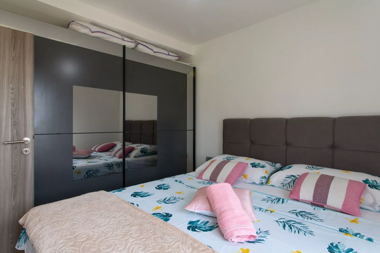 Trendy and Chic Apartment with Terrace and Private Garden - One Bedroom Apartment-Slaapkamer