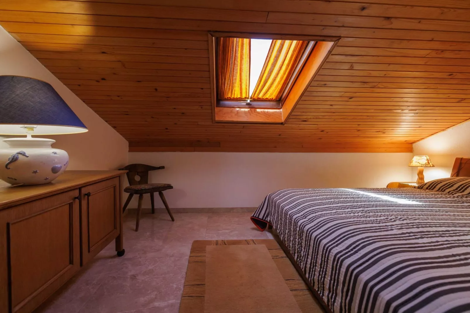 Classic and Trendy Apartment with Terrace - Two Bedroom Apartment with Terrace-Slaapkamer