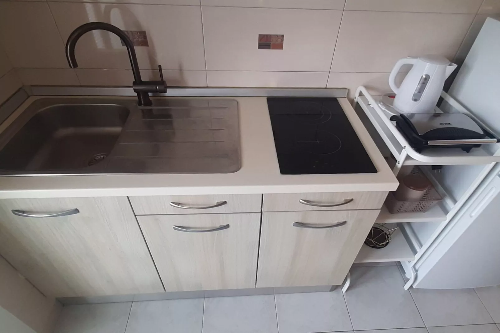 Modern and Bright Fazana Apartment with Balcony and Sea View - One Bedroom Apartment with Balcony and Sea View-Keuken