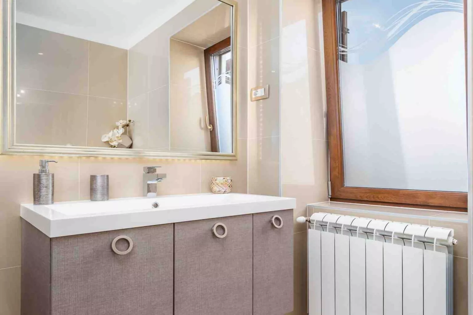 Modern Comfort with Shared Pool, Balconies & Lush Green Surroundings - One Bedroom Apartment (Romantic)-Badkamer