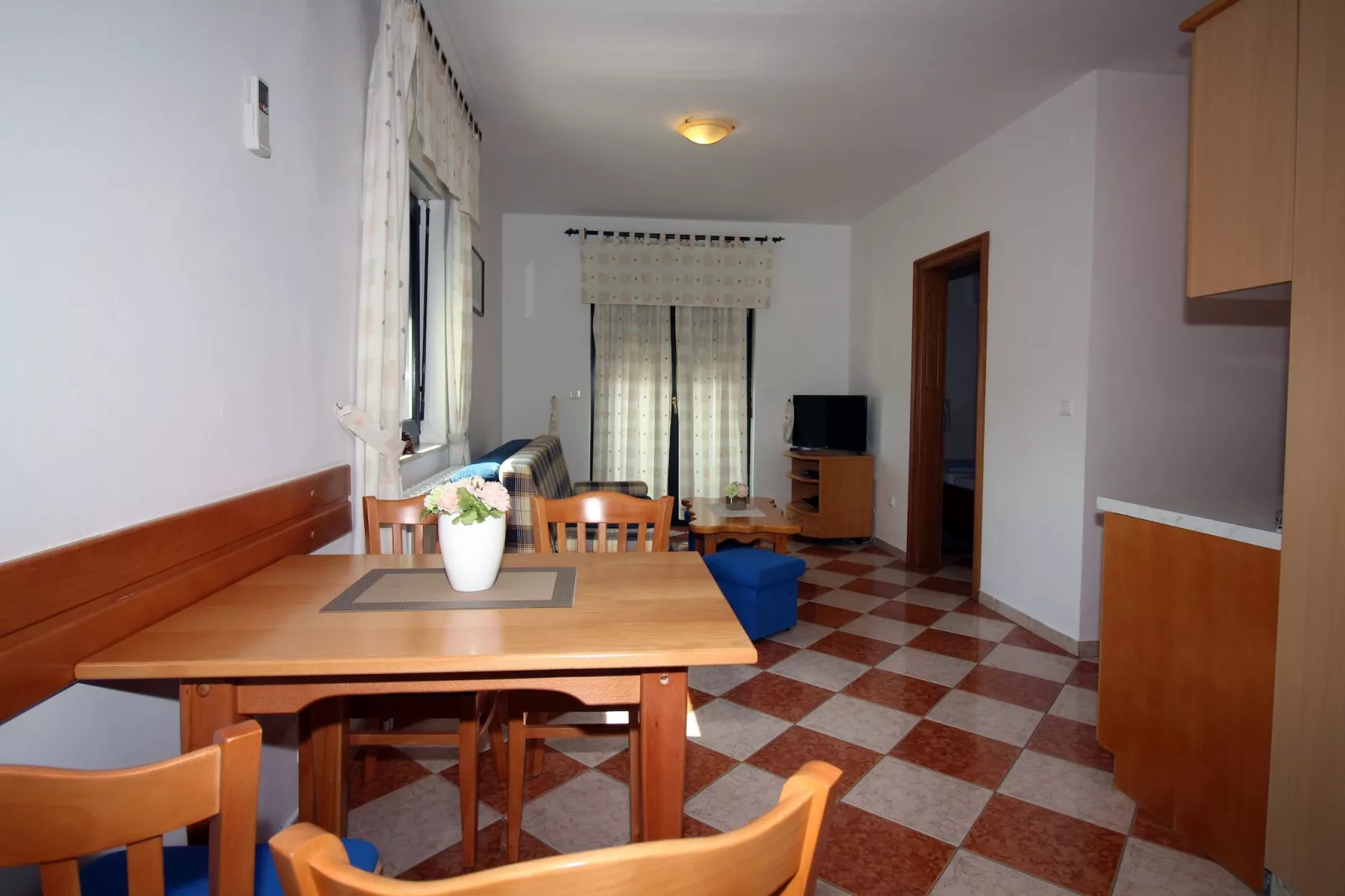 Zadar Coastal Haven - One Bedroom Apartment With Sea View-Eetkamer