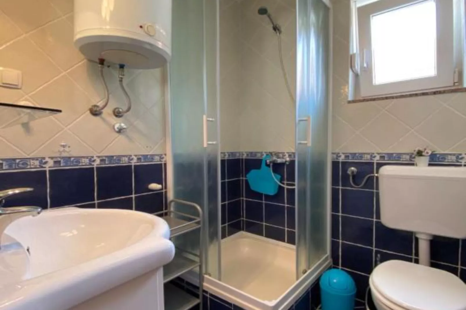 Apartments Lara Rab - One Bedroom Apartment with  Balcony-Badkamer