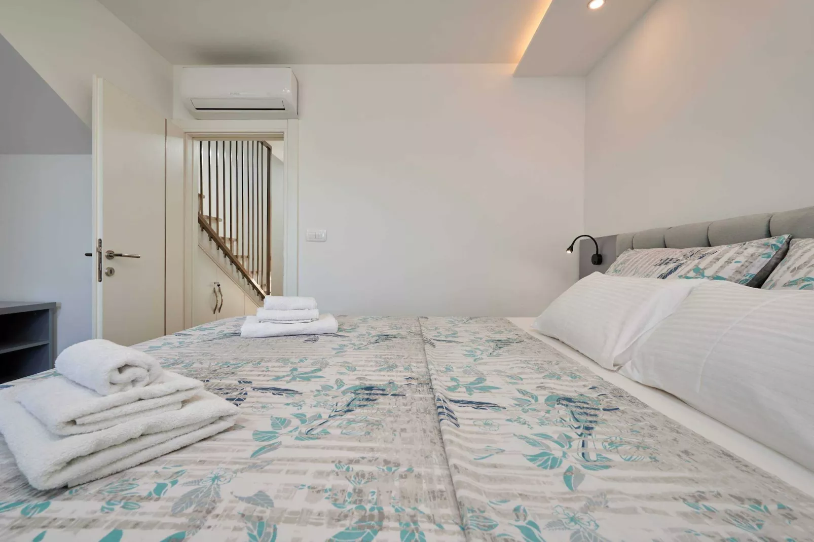 Exclusive Okrug Gornji Apartment with Shared Pool - Two bedroom Apartment with Shared Pool-Slaapkamer