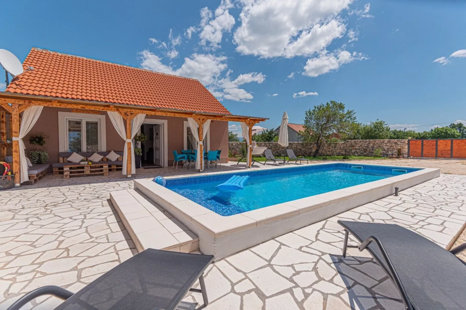 Holiday Home Luca-Zwembad