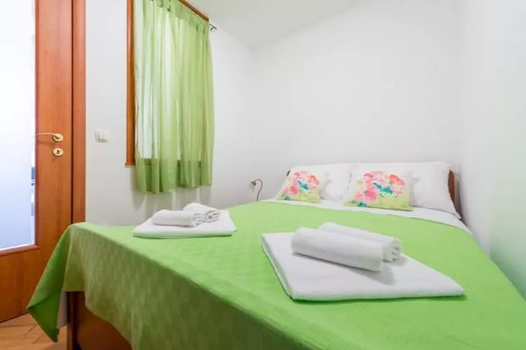 Feel Good Apartment - Two-Bedroom Apartment with Terrace and Garden View-Slaapkamer