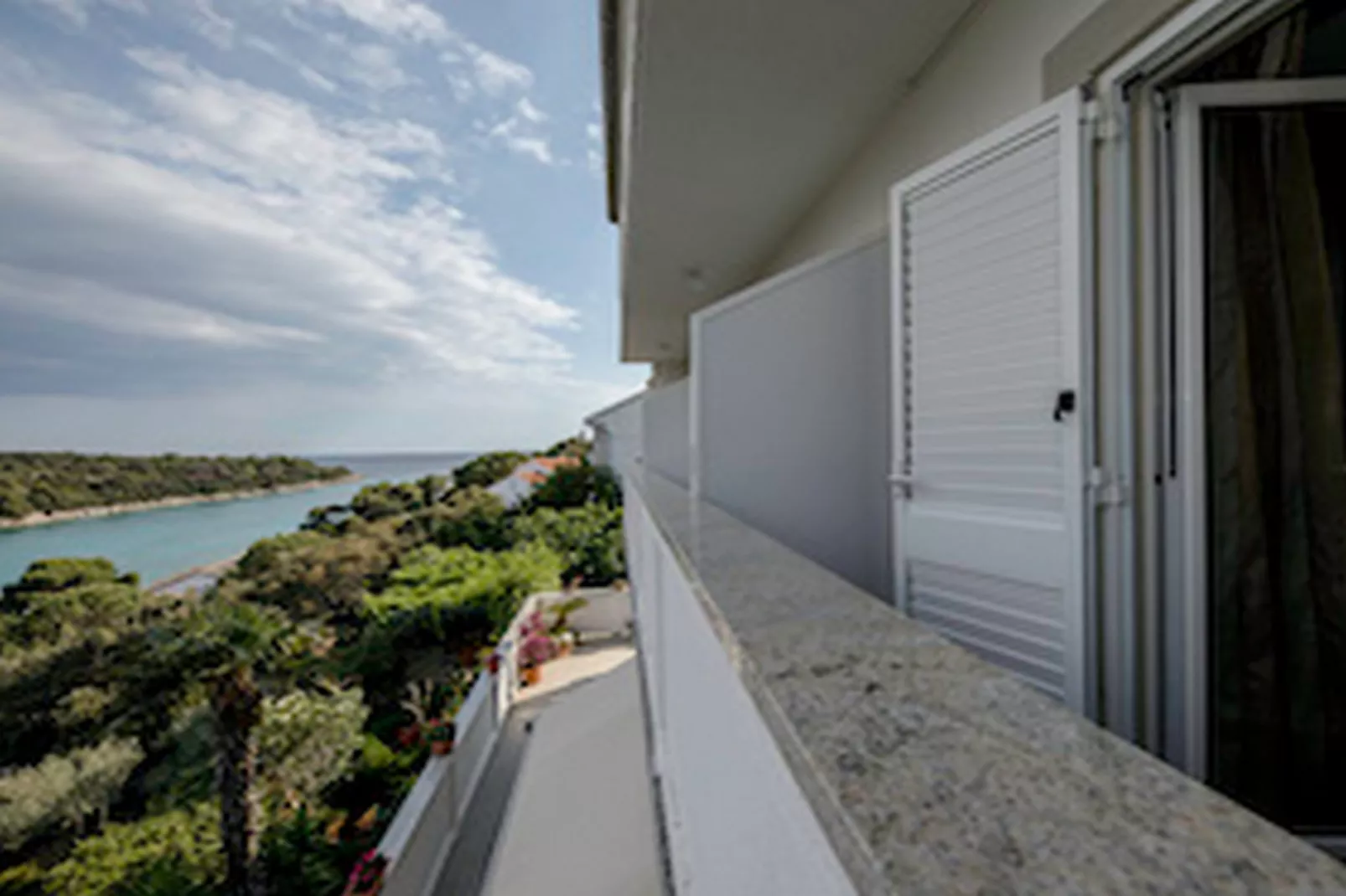 Apartments & Rooms Green Bay - Double Room with Balcony and Sea View (Room 3)-Terrasbalkon