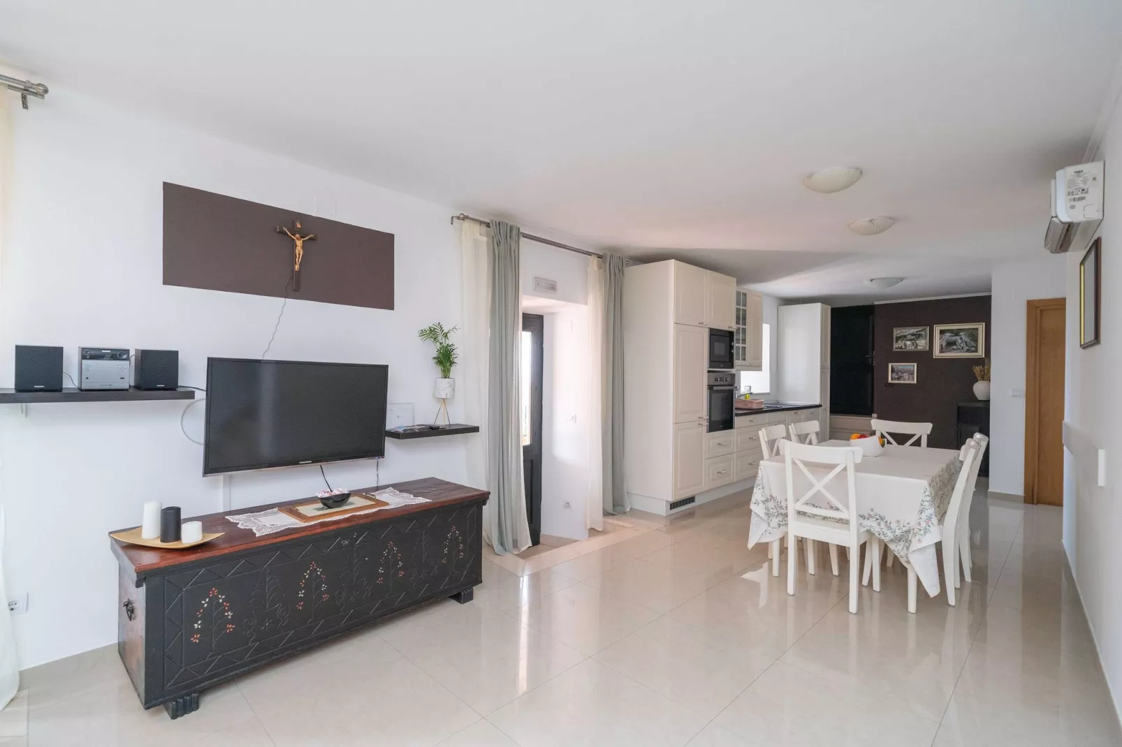 Holiday Home Majkovi - Three Bedroom Holiday Home with Swimming Pool-Binnen