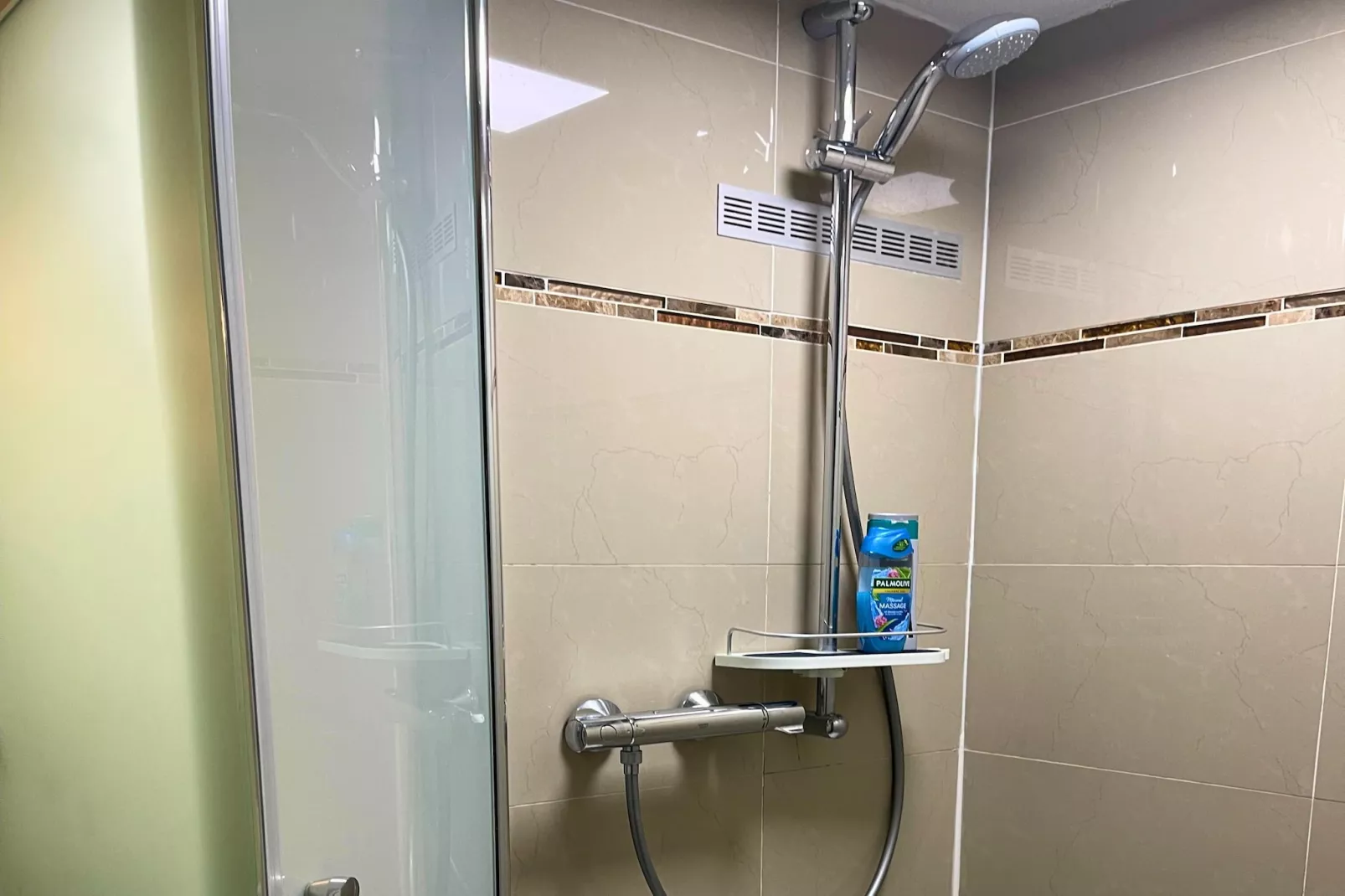 F001 Apartment mit Doppelbett-Badkamer