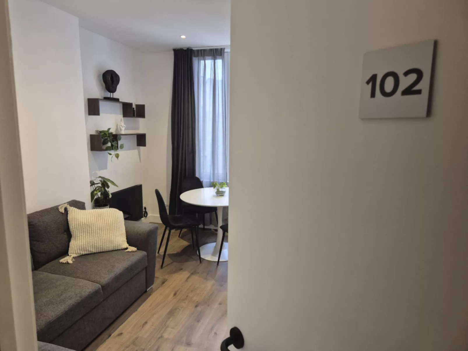 Centrally located "Les Anemones"-Binnen