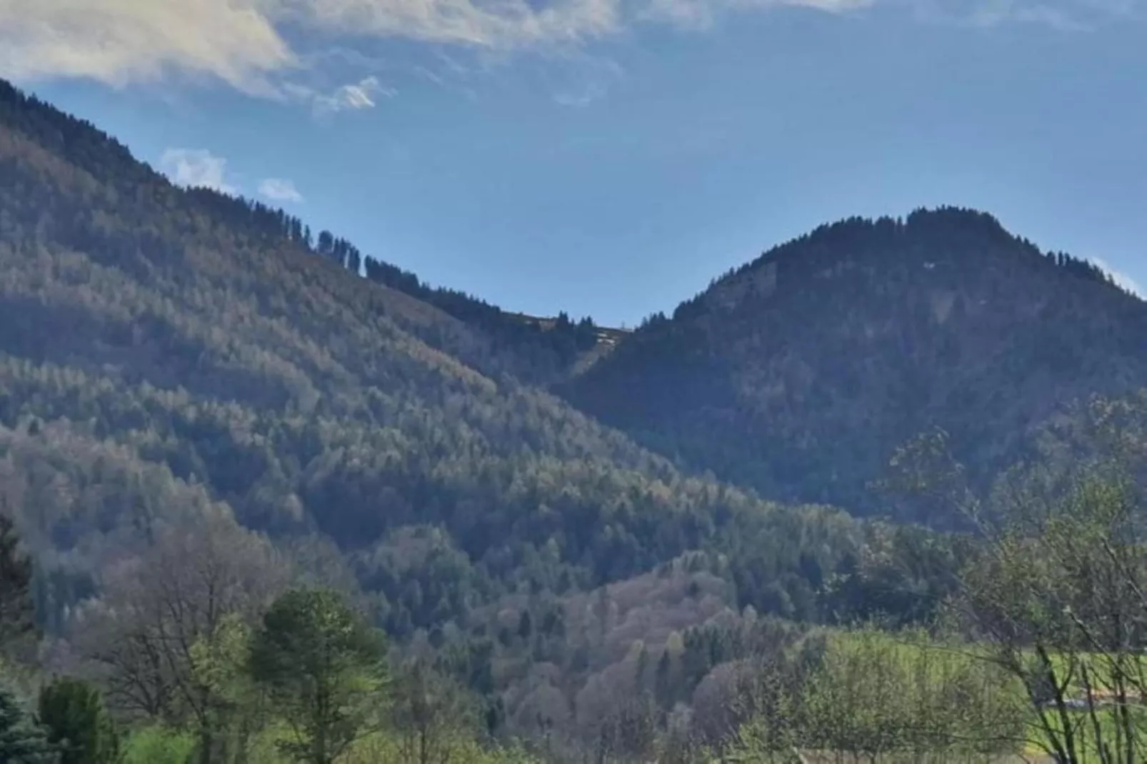 Haus in den Alpen-Gebieden zomer 20km