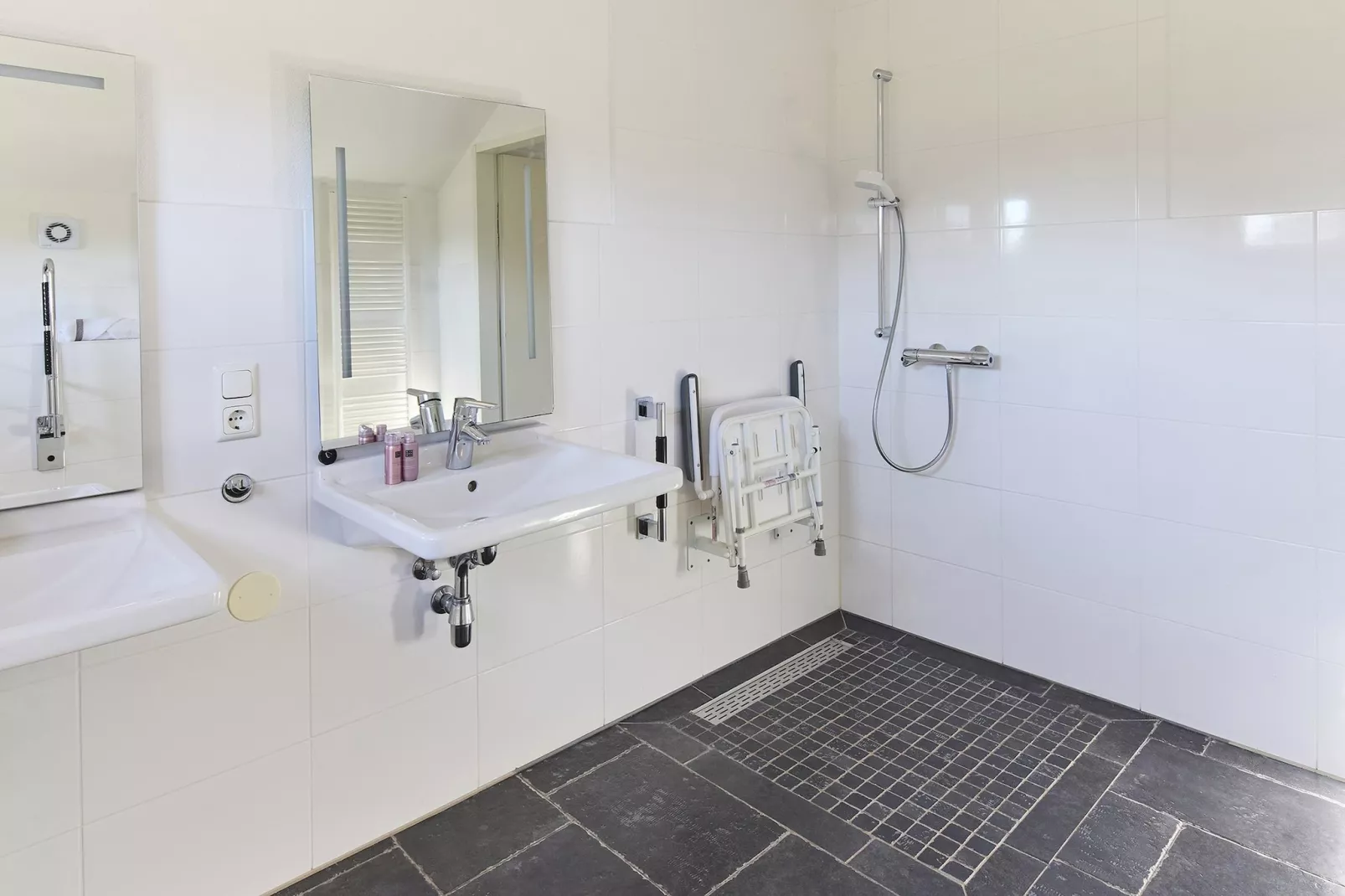 Buitenhof De Leistert 2 - Badkamer