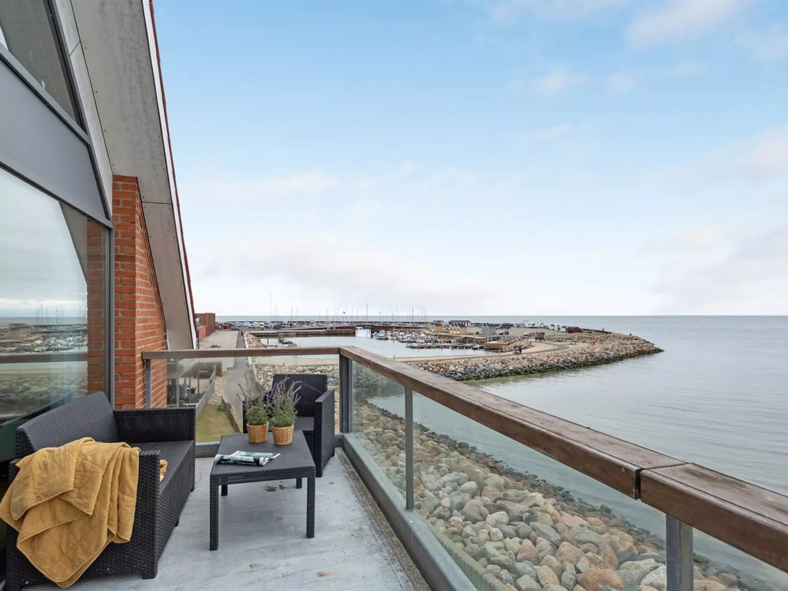 "Femme" - 15m from the sea