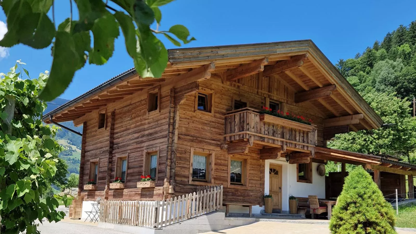 Rosalie-Lorena-Buitenkant zomer