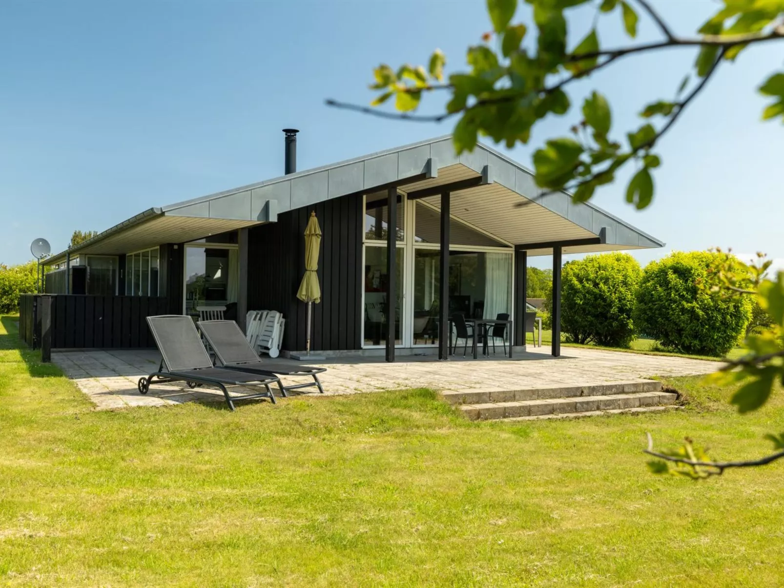 "Erlinda" - 600m from the sea