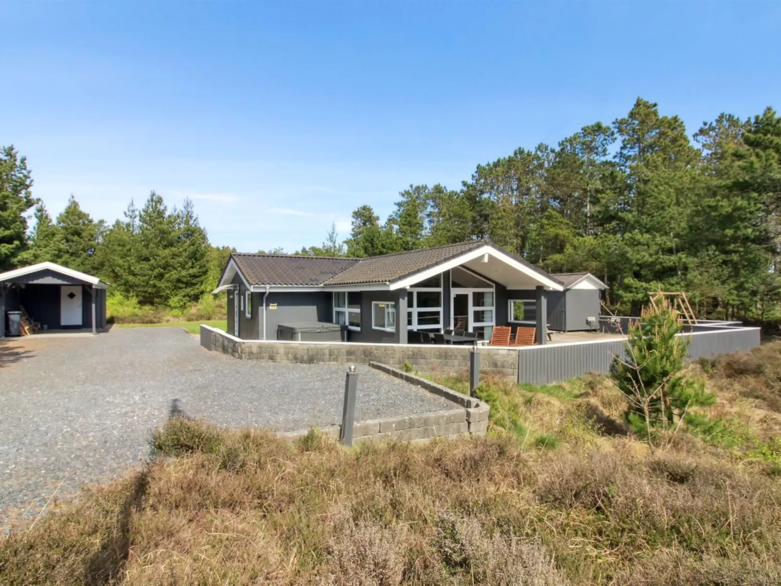 "Kiowa" - 4km from the sea