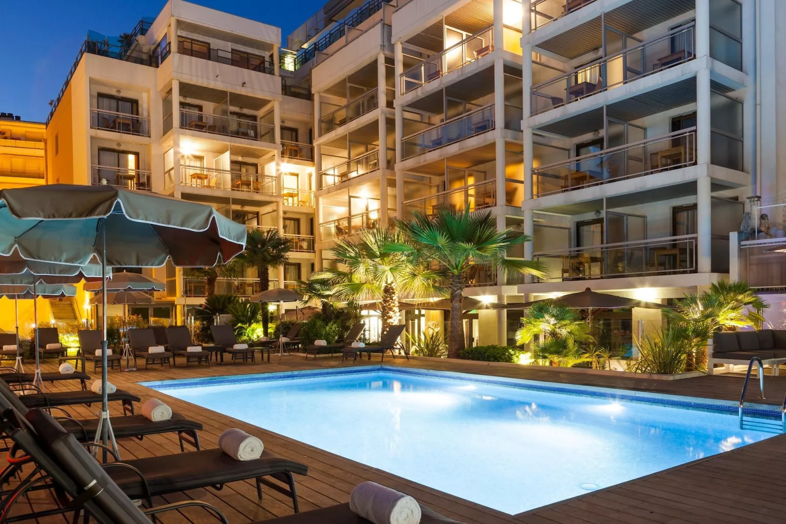 NEHÔ SUITES CANNES CROISETTE - Comfort room with terrace and pool view