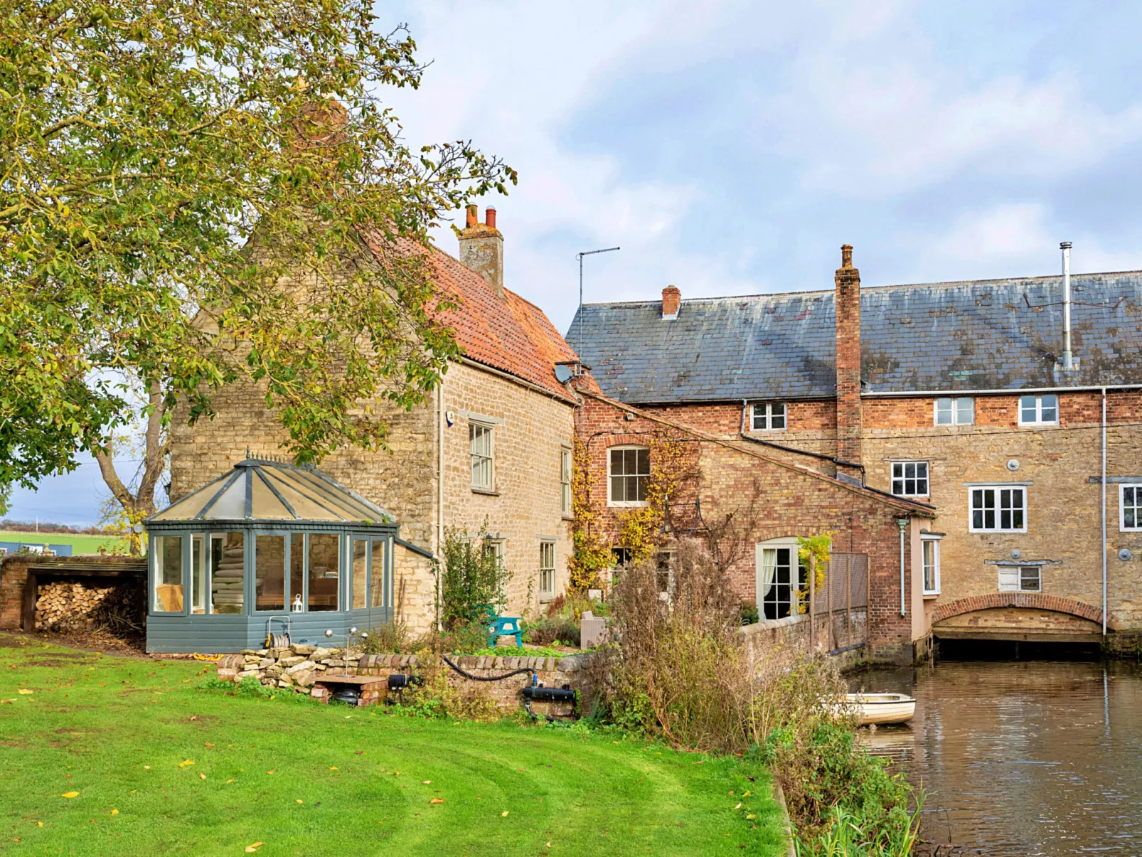 Islip Mill House - Beautiful Riverside Home