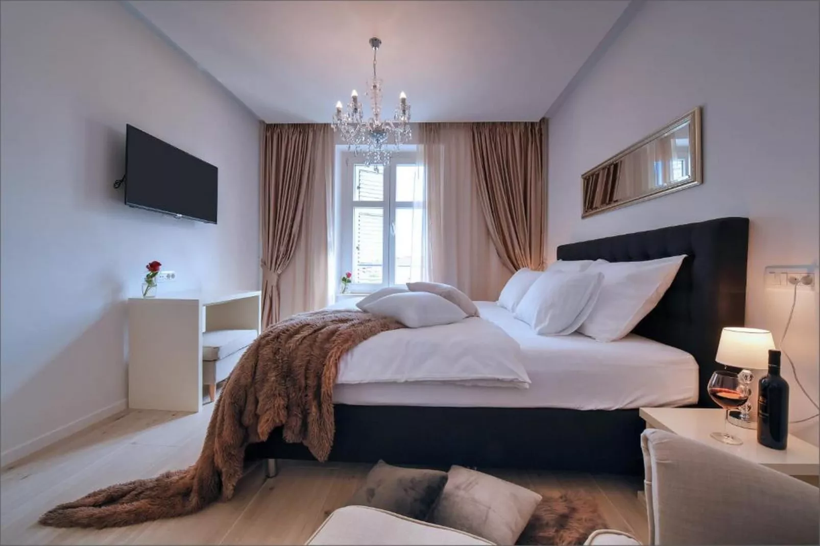 Deluxe Room with King Bed (2)